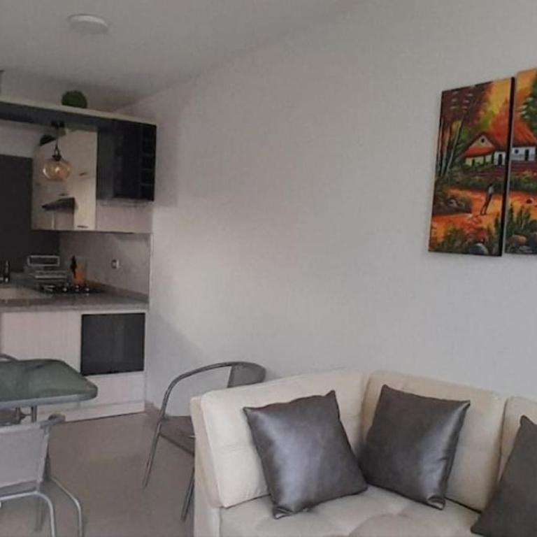 Casa con piscina, terraza y parrilla en Ica - Three-Bedroom Townhouse - 25