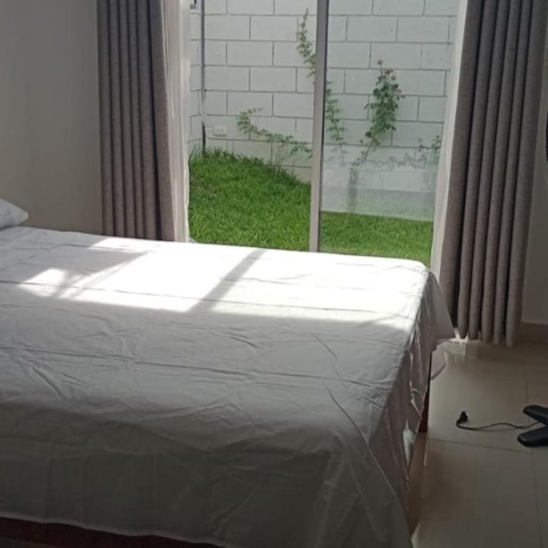 Casa con piscina, terraza y parrilla en Ica - Three-Bedroom Townhouse - 13