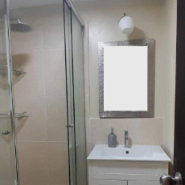 Casa con piscina, terraza y parrilla en Ica - Three-Bedroom Townhouse - 16