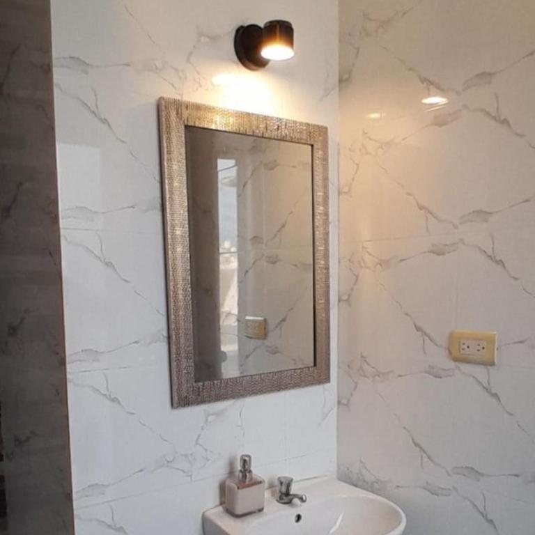 Casa con piscina, terraza y parrilla en Ica - Three-Bedroom Townhouse - 18