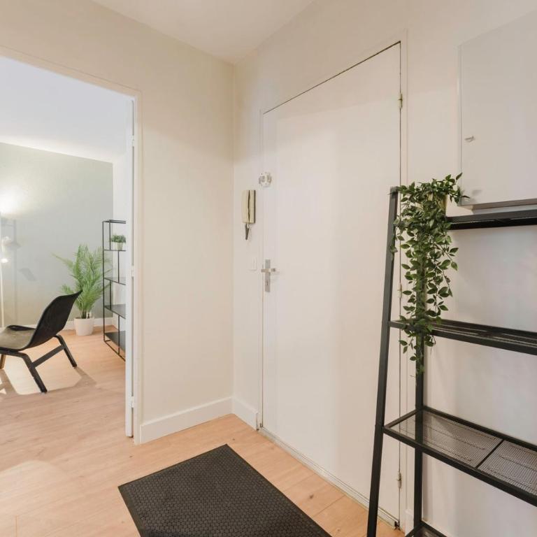 Fully-equipped apartment near the center of Lille - One-Bedroom Apartment - 10