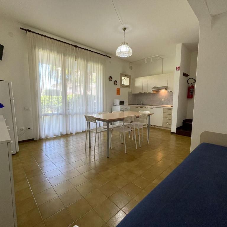 Spacious villa with garden and pool - Villa - 2