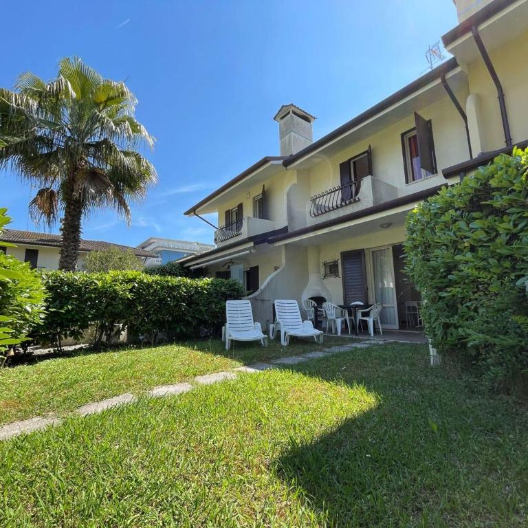 Spacious villa with garden and pool - Villa - 1