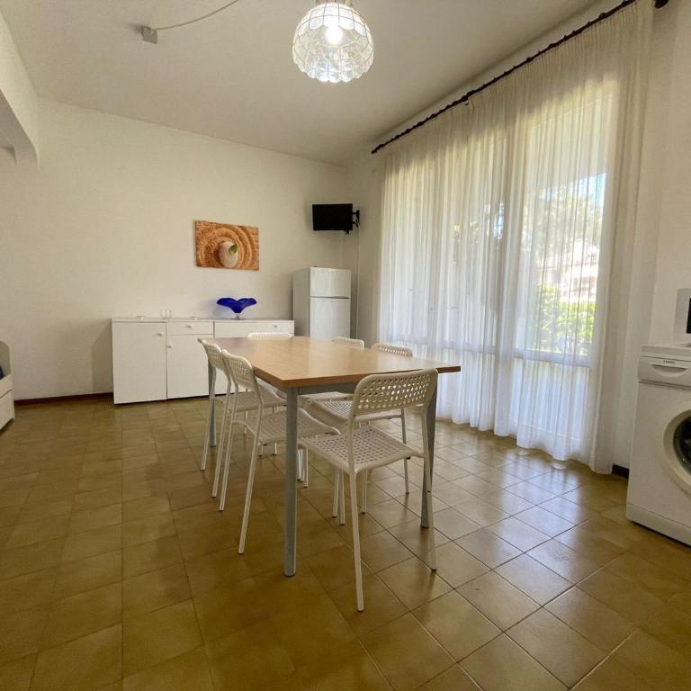 Spacious villa with garden and pool - Villa - 8