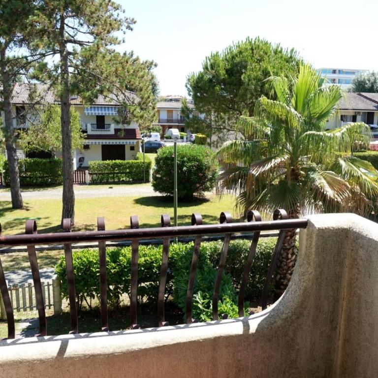 Spacious villa with garden and pool - Villa - 7