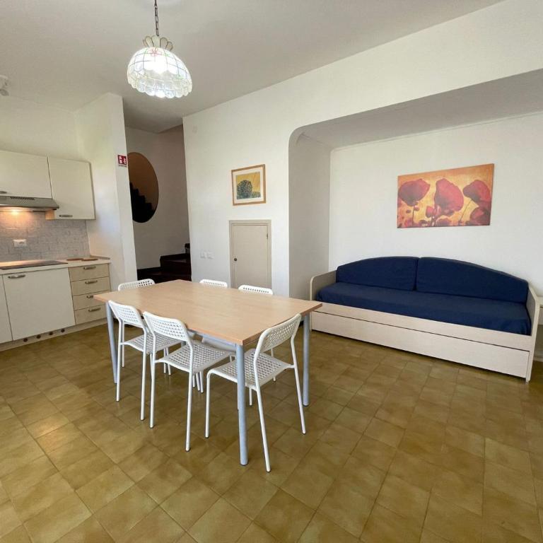 Spacious villa with garden and pool - Villa - 9
