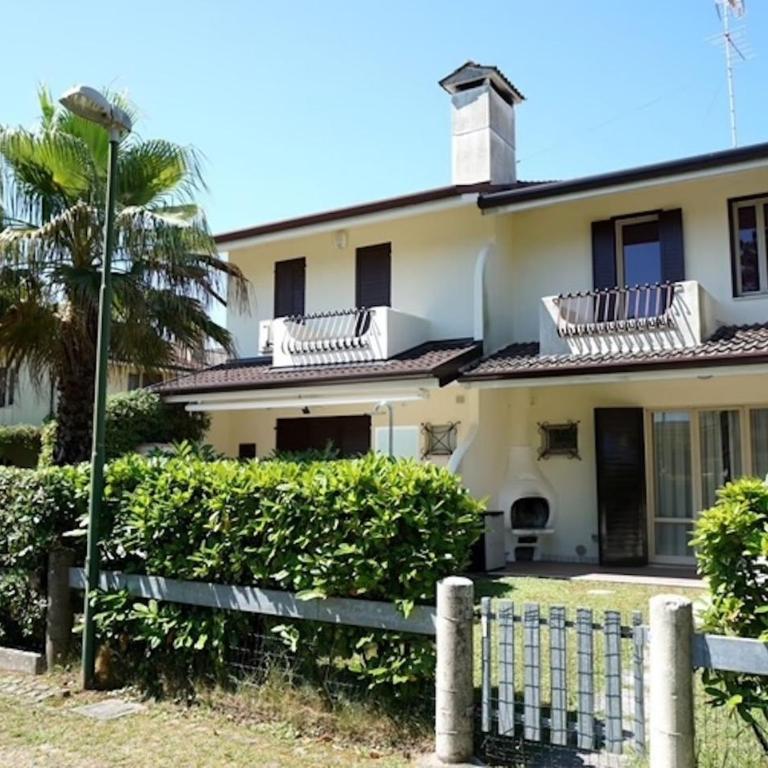 Spacious villa with garden and pool - Villa - 10