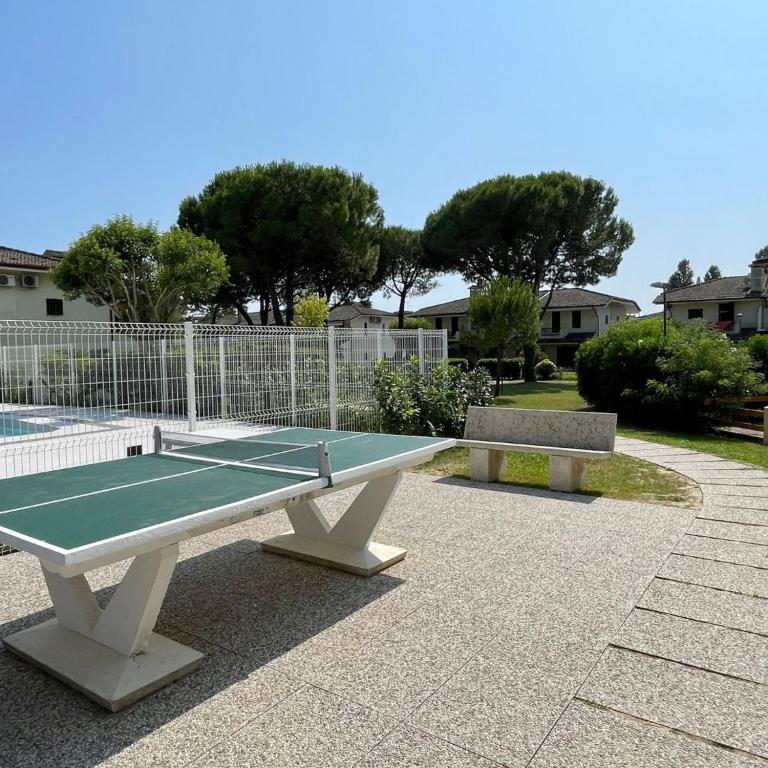 Spacious villa with garden and pool - Villa - 13