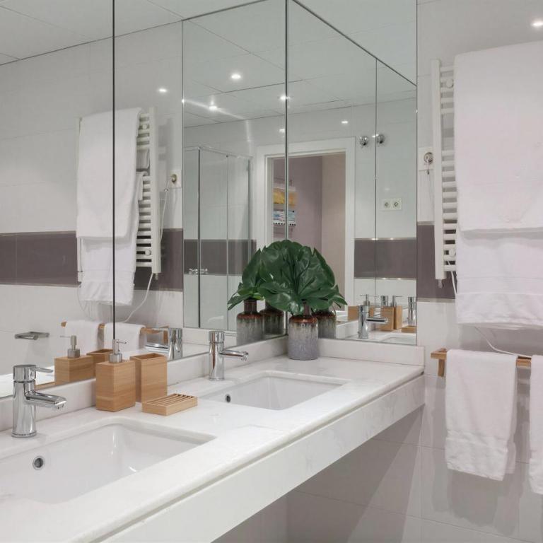 Apartamentos Gran Vía - Three-Bedroom Deluxe Apartment - 3