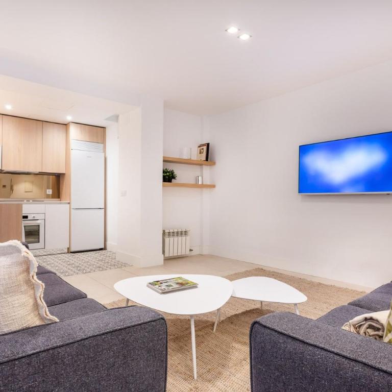 Estilo y Confort en el Corazón de Salamanca - Three-Bedroom Deluxe Apartment - 9