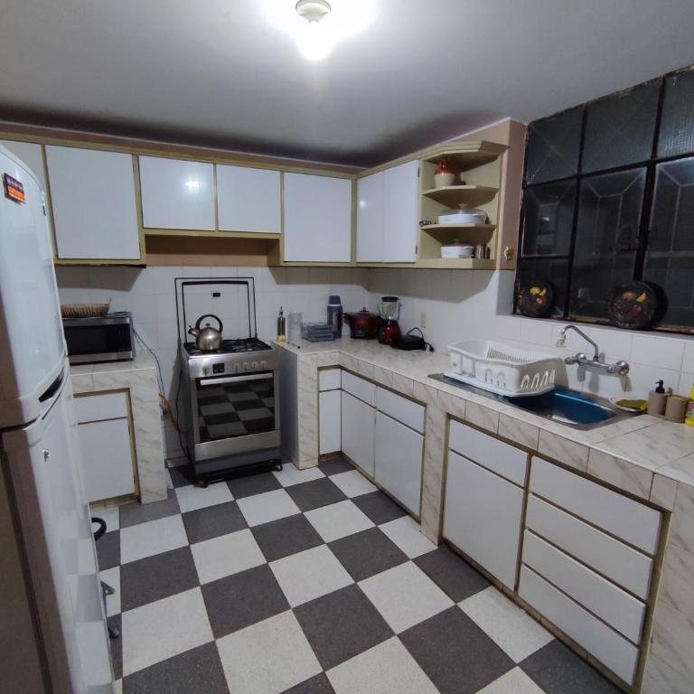 Dpto Amplio, TV75in, Cochera, Céntrico y BBQ - Apartamento de 2 dormitorios - 8