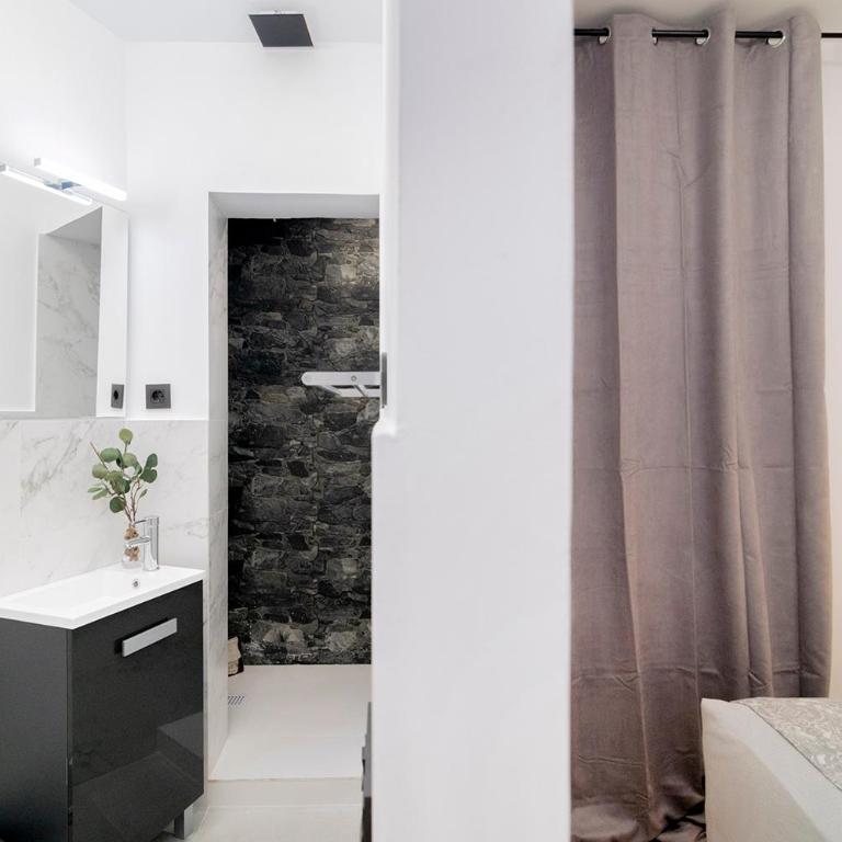 Elegancia junto al arte en Madrid - Two-Bedroom Apartment with Balcony - 23