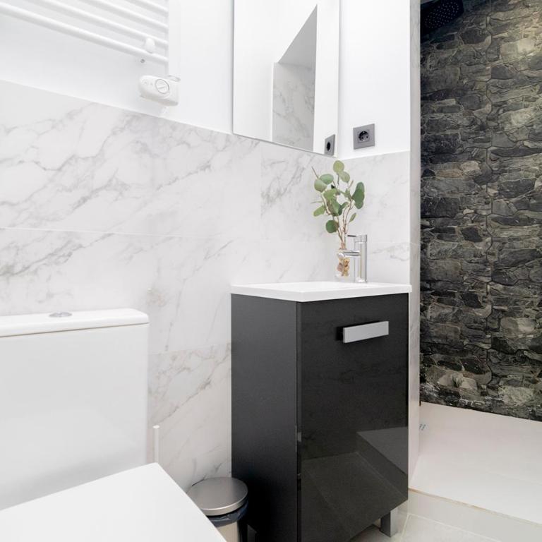 Elegancia junto al arte en Madrid - Two-Bedroom Apartment with Balcony - 24