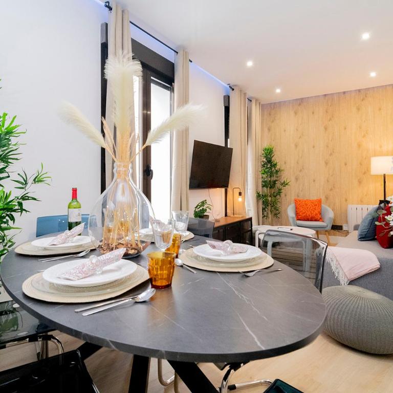 Elegancia junto al arte en Madrid - Two-Bedroom Apartment with Balcony - 1