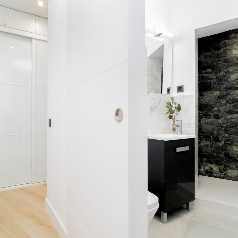 Elegancia junto al arte en Madrid - Two-Bedroom Apartment with Balcony - 34