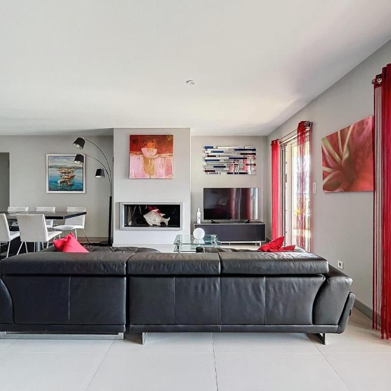Elegant Design Apt With Balcony And Pool - Apartment - 12