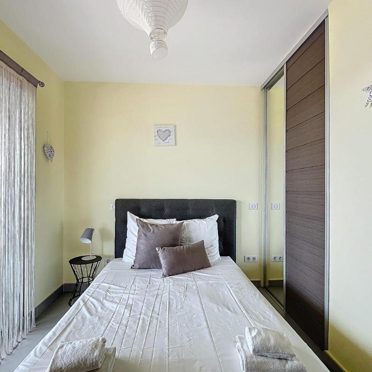 Elegant Design Apt With Balcony And Pool - Apartment - 19