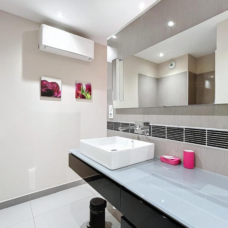 Elegant Design Apt With Balcony And Pool - Apartment - 20