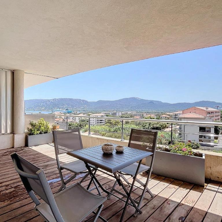 Elegant Design Apt With Balcony And Pool - Apartment - 21