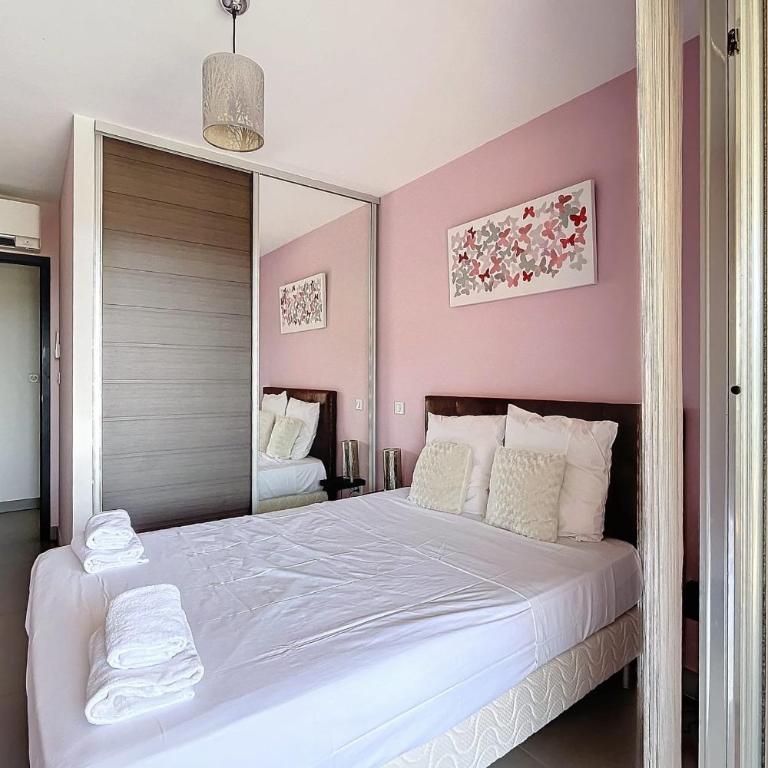 Elegant Design Apt With Balcony And Pool - Apartment - 25