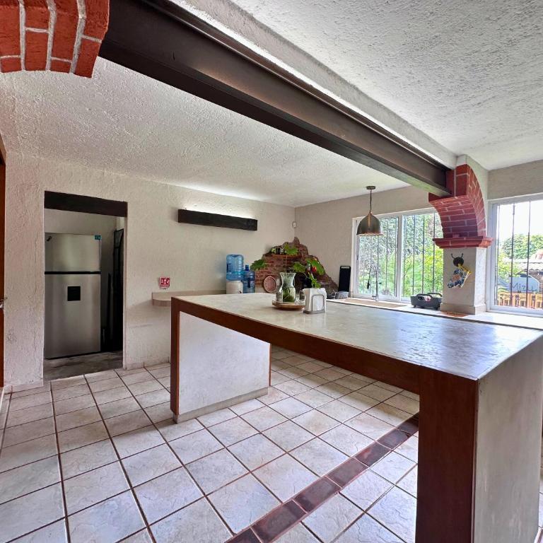 Casa Haru Alberca climatizada Jardín, asador y tombling, Capacidad 14 personas, 5 recámaras 5 baños 8 camas Estacionamiento para 4 autos Salida 5 pm - Casa de 5 dormitorios - 31
