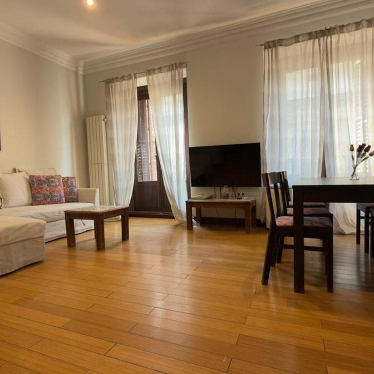Centrally located flat in Madrid for 6 people - Ciudad Rodrigo - Three-Bedroom Apartment - 2