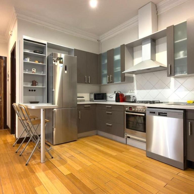 Centrally located flat in Madrid for 6 people - Ciudad Rodrigo - Three-Bedroom Apartment - 14