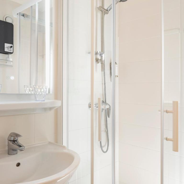 Hôtel Le Nautilus - Chambre Familiale avec Salle de Bains Commune - 6