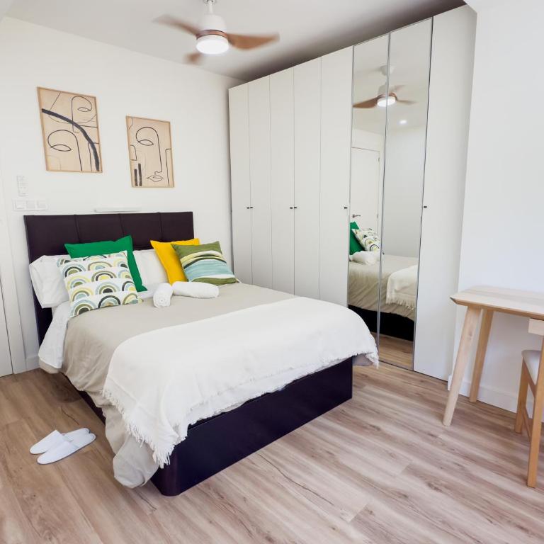 Madrid Puerta de Toledo en el centro de la ciudad Apartamento moderno en Madrid ideal para estancias corporativas y media estancia 15 días o mas Espacios amplios y confortables - Apartamento de 2 dormitorios - 15