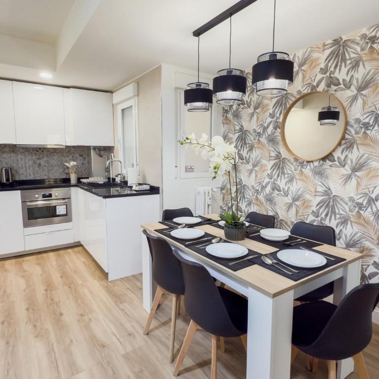 Madrid Puerta de Toledo en el centro de la ciudad Apartamento moderno en Madrid ideal para estancias corporativas y media estancia 15 días o mas Espacios amplios y confortables - Apartamento de 2 dormitorios - 6