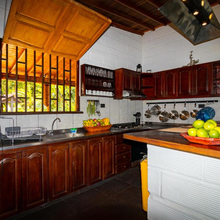 Hermosa Casa y Cabañas en Barbosa, Antioquia - Family Room - 16