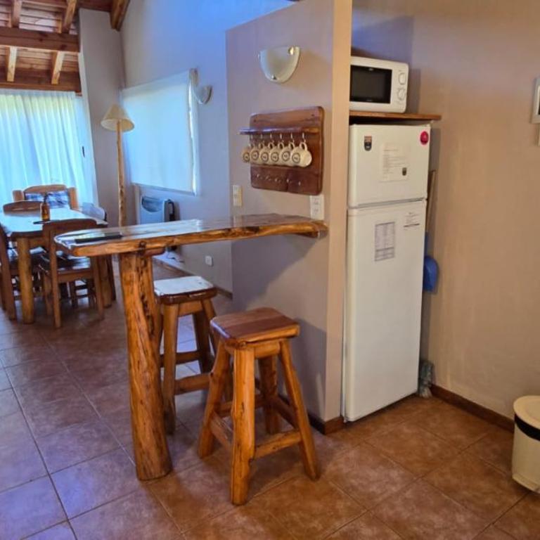 CABAÑAS CON COSTA DE LAGO en CIRSE - Two-Bedroom Chalet - 8