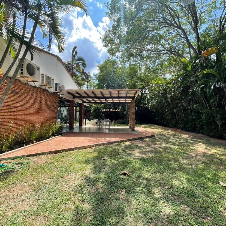 Casa con amplio patio y piscina - Vacation Home - 14