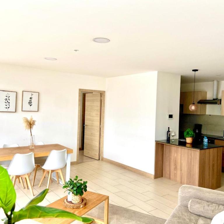 Boho apt-balcony in La Carolina, 60" TV 4K - One-Bedroom Apartment with Balcony and Mountain View - 2