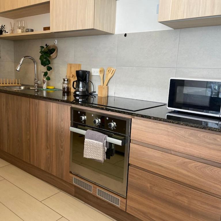 Boho apt-balcony in La Carolina, 60" TV 4K - One-Bedroom Apartment with Balcony and Mountain View - 16