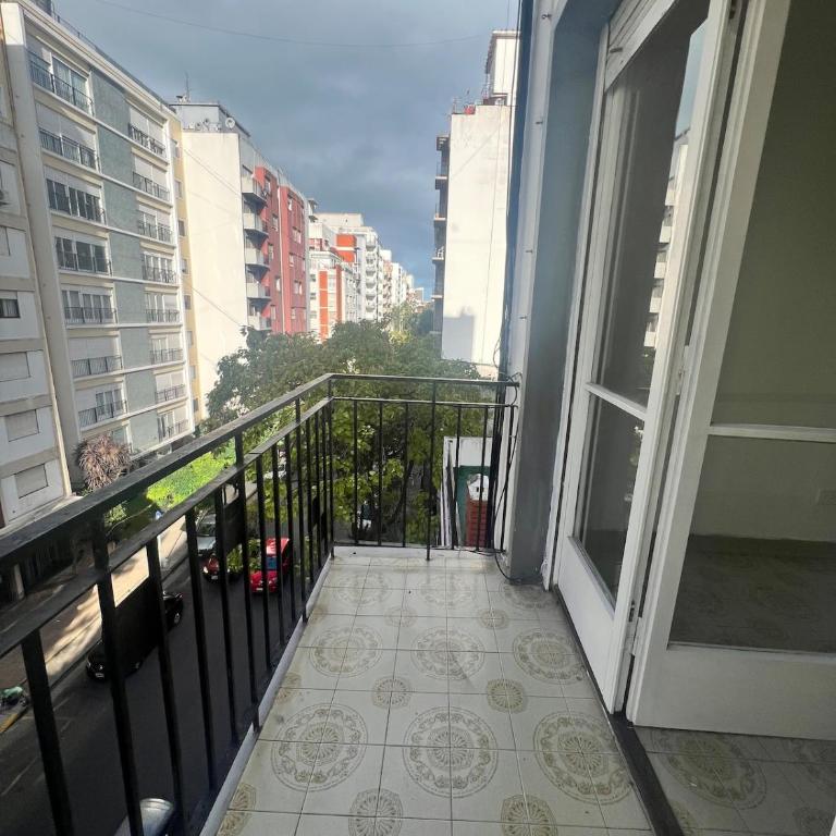 Monoambiente con balcón soleado - One-Bedroom Apartment - 3