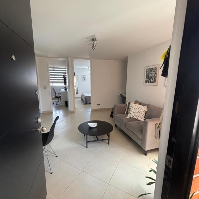 Apto Medellín, central y cómodo - Apartamento de 2 dormitorios - 35