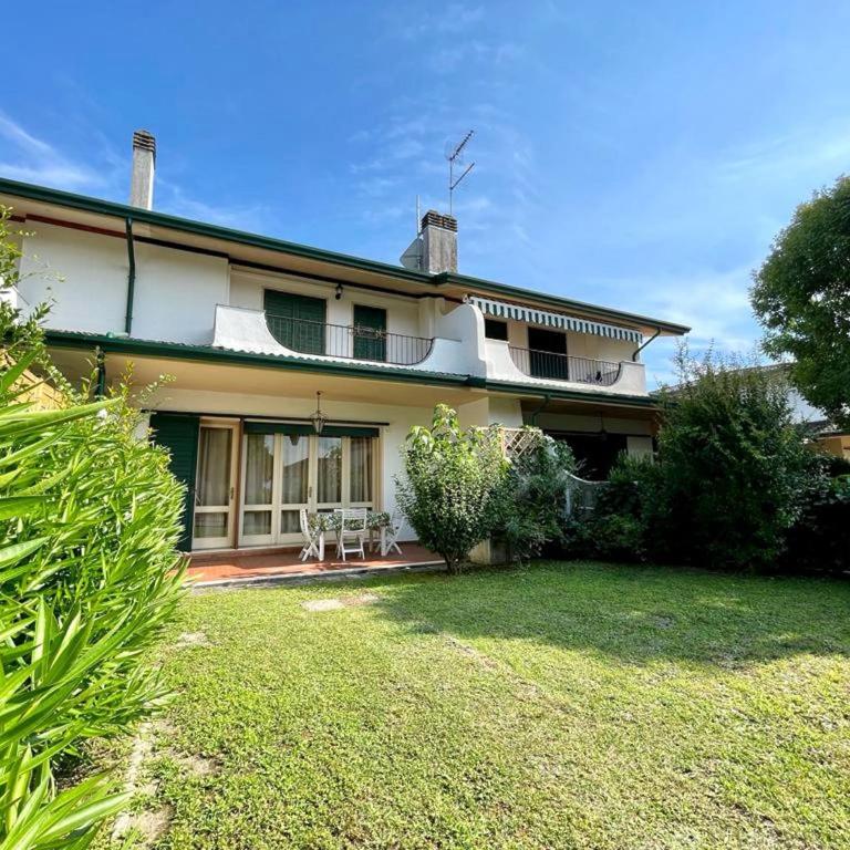 Lovely villa with a private garden - Villa - 1