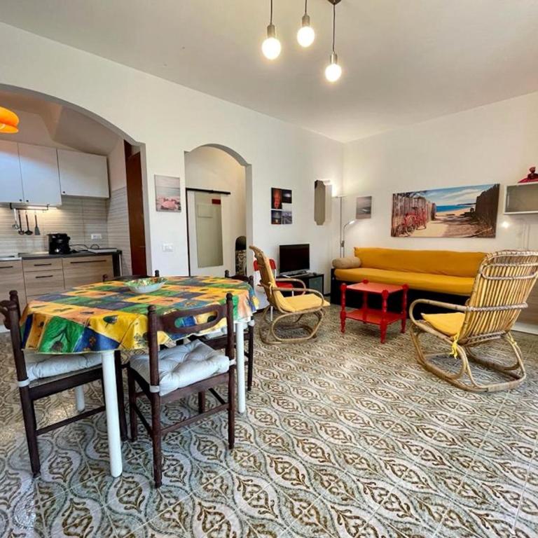 Lovely villa with a private garden - Villa - 2