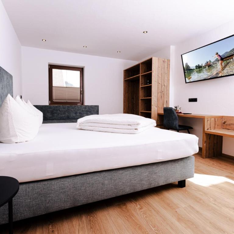 Gasthof Aigner *** - Deluxe Doppelzimmer mit Balkon - 8
