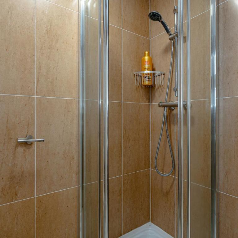 Stylish 2BR Apt | Balcony & Sea Views - Apartamento de 2 dormitorios - 20