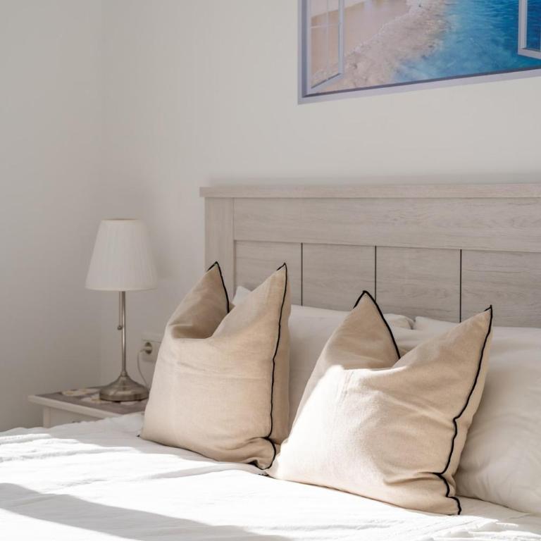 Stylish 2BR Apt | Balcony & Sea Views - Apartamento de 2 dormitorios - 16