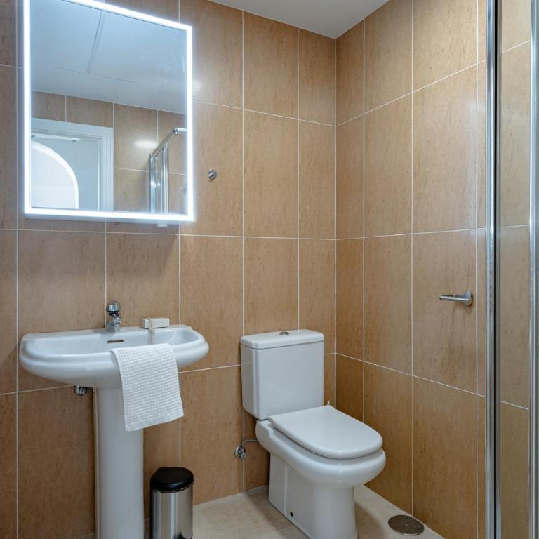 Stylish 2BR Apt | Balcony & Sea Views - Apartamento de 2 dormitorios - 22