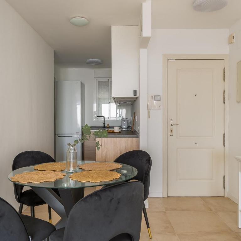 Stylish 2BR Apt | Balcony & Sea Views - Apartamento de 2 dormitorios - 12