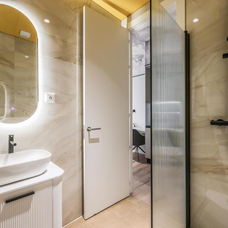 ColivINN Plaza Mayor - Studio Apartment with One Double Bed - 17