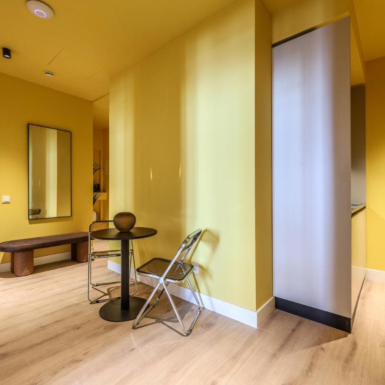 ColivINN Plaza Mayor - Two-Bedroom Deluxe Apartment with Balcony - 3
