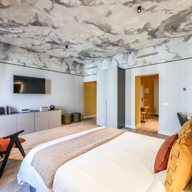 ColivINN Plaza Mayor - Deluxe One-Bedroom Apartment with City View - 13