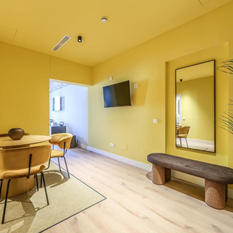 ColivINN Plaza Mayor - Deluxe One-Bedroom Apartment with City View - 11