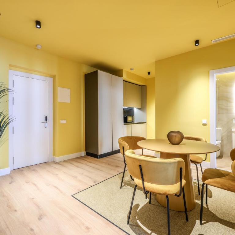 ColivINN Plaza Mayor - Deluxe One-Bedroom Apartment with City View - 10