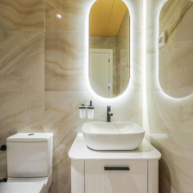 ColivINN Plaza Mayor - Deluxe One-Bedroom Apartment with City View - 9